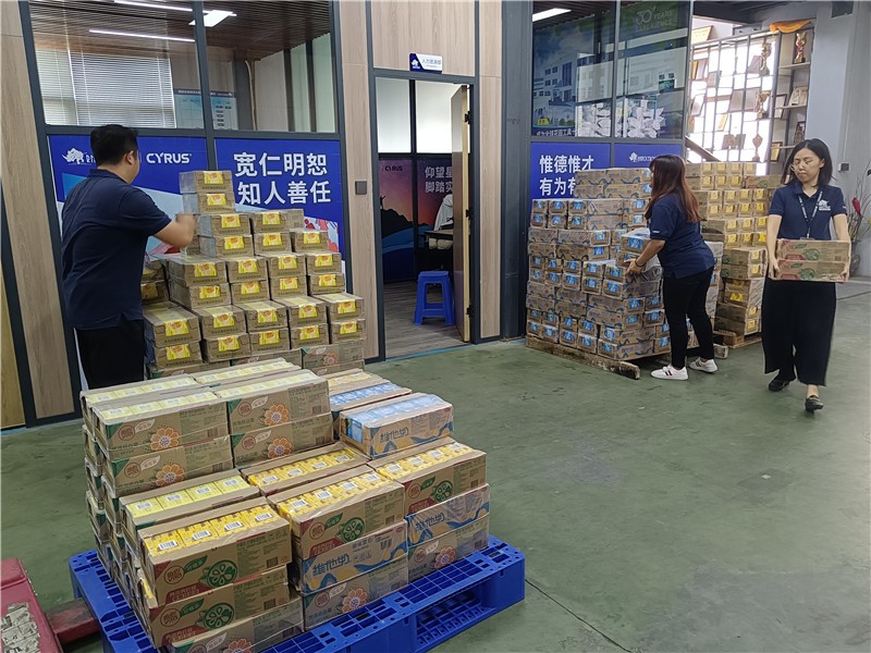 The staff are counting the gifts The staff are counting the gifts