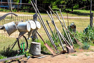 องค์ประกอบพื้นฐานของการออกแบบภูมิทัศน์และเครื่องมือจัดสวนที่จำเป็นมีอะไรบ้าง?